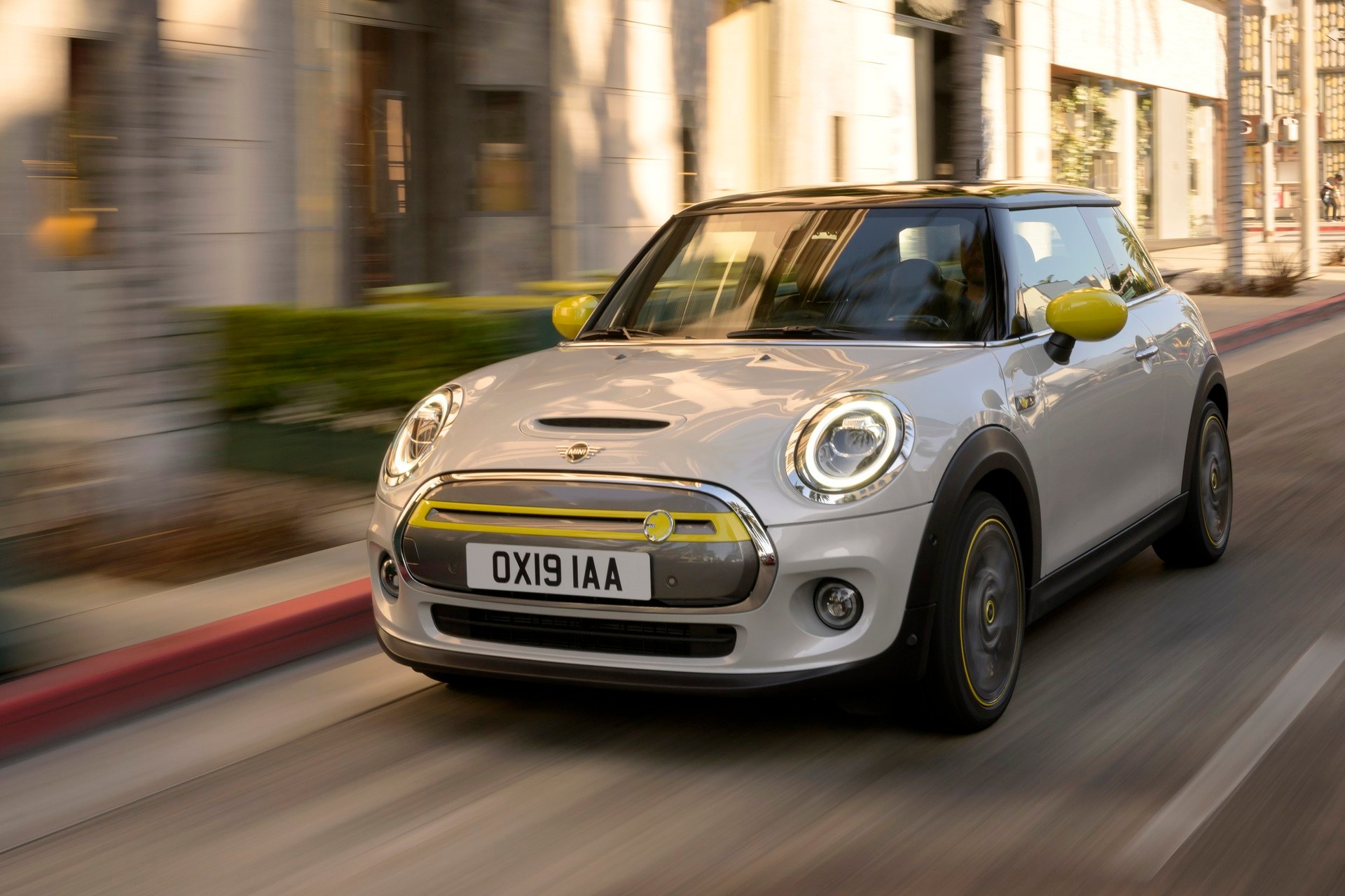 Novo MINI Cooper SE a circular na estrada, 2019.